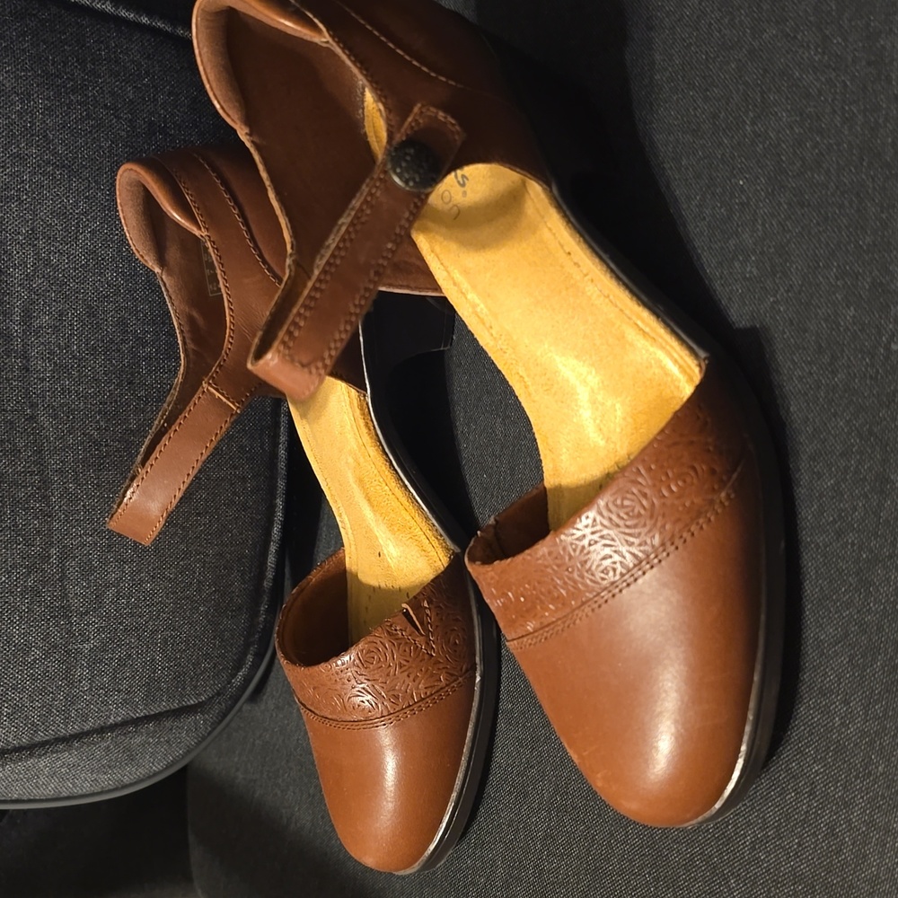 Clarks Brown Leather Women's Shoes with Ankle Strap - Picture 2 of 7